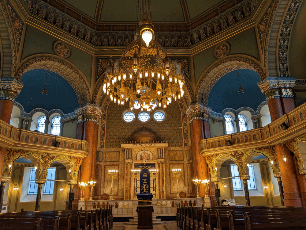 ユダヤシナゴーグ内部の光輝く聖堂