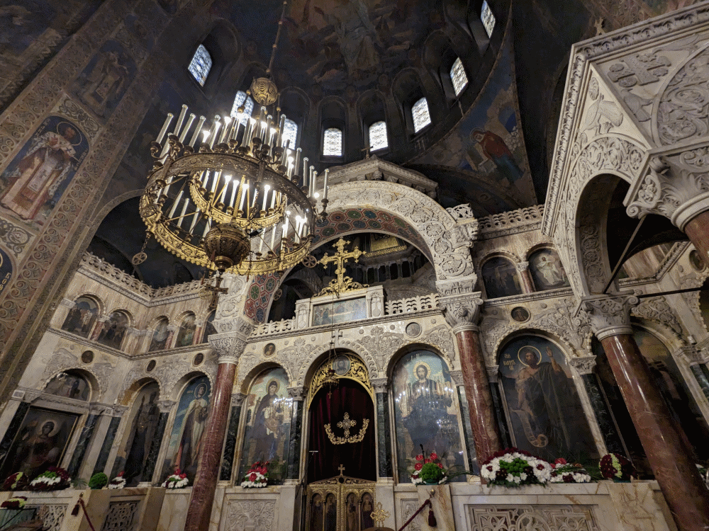 アレキサンダーネフスキー大聖堂の内部とシャンデリア