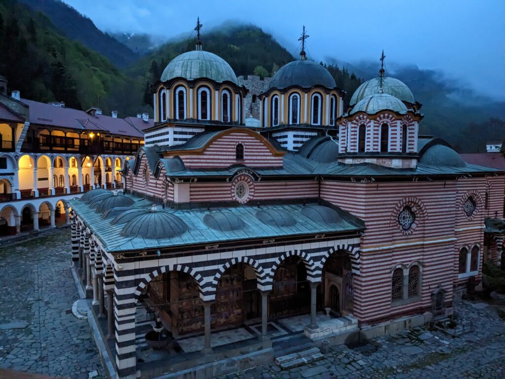 夕方の霧に煙るリラの僧院