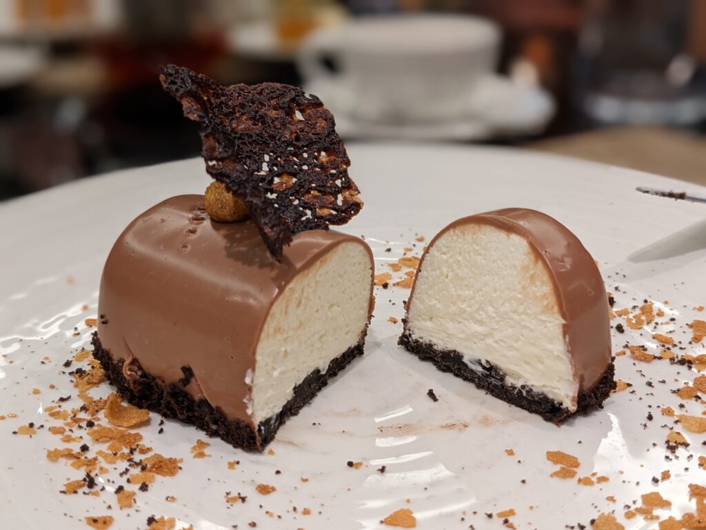 二つに割られたインターコンチネンタルソフィアのチョコレートケーキ