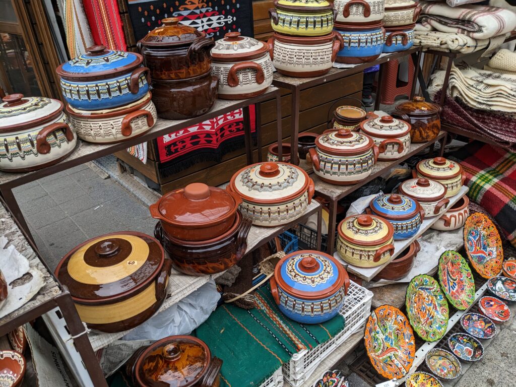 土産物屋に並ぶトロヤン焼きのギュベチ鍋