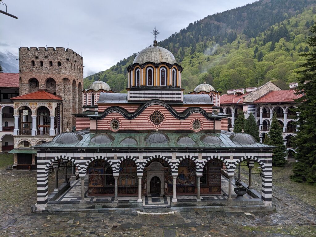 曇り空に佇むリラの僧院正面