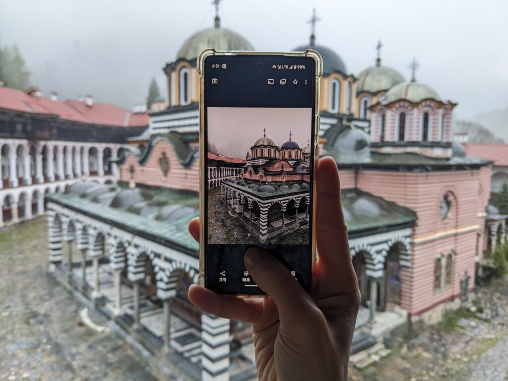 リラの僧院を写すスマートフォンの画面
