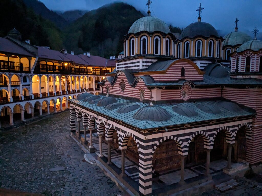 日没後の幻想的なリラの僧院