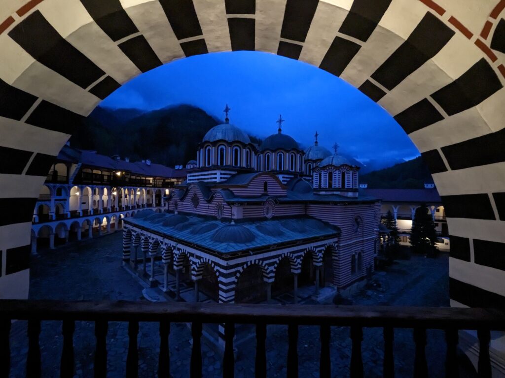 日没後のリラの僧院とアーチ