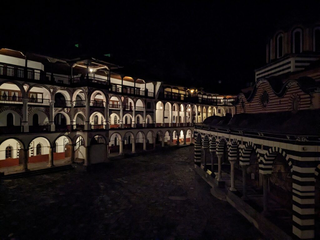 夜のリラの僧院と明かりの灯った宿泊棟風景