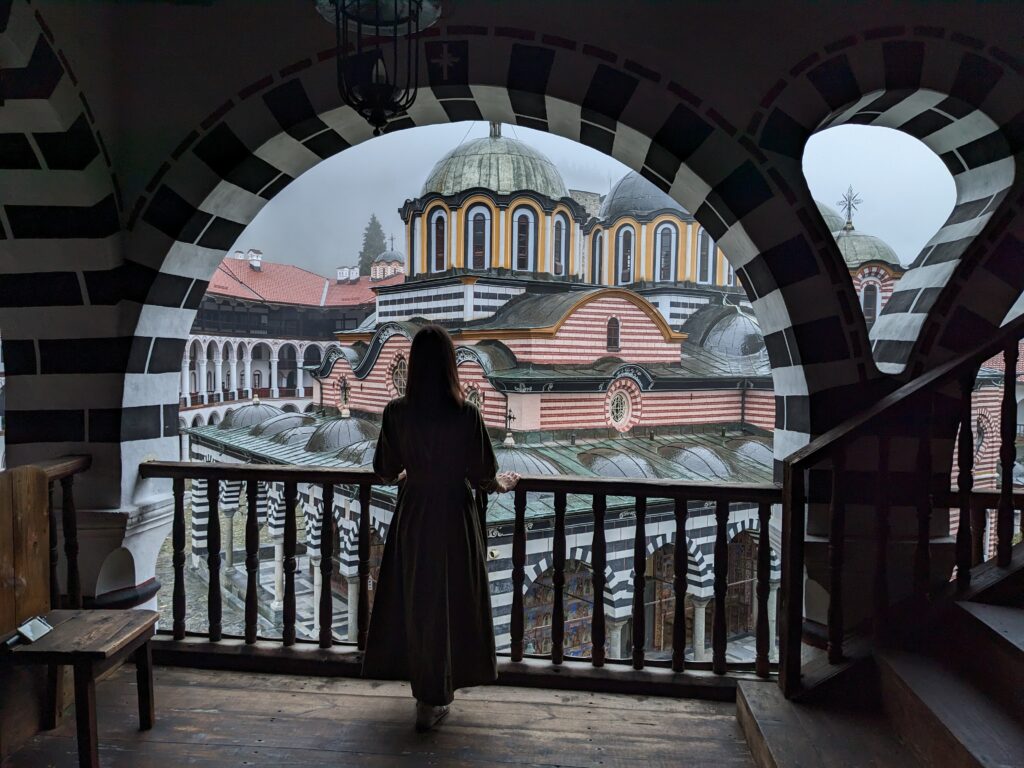 リラの僧院に佇む女性の後ろ姿全身