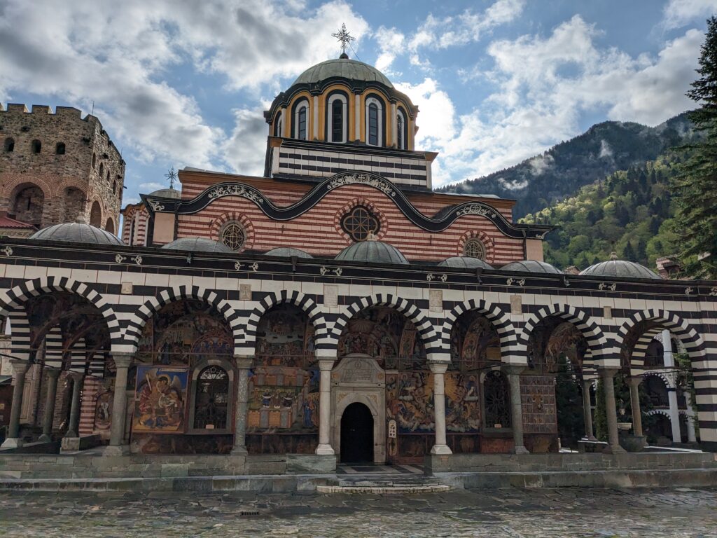 晴れた日のリラの僧院正面