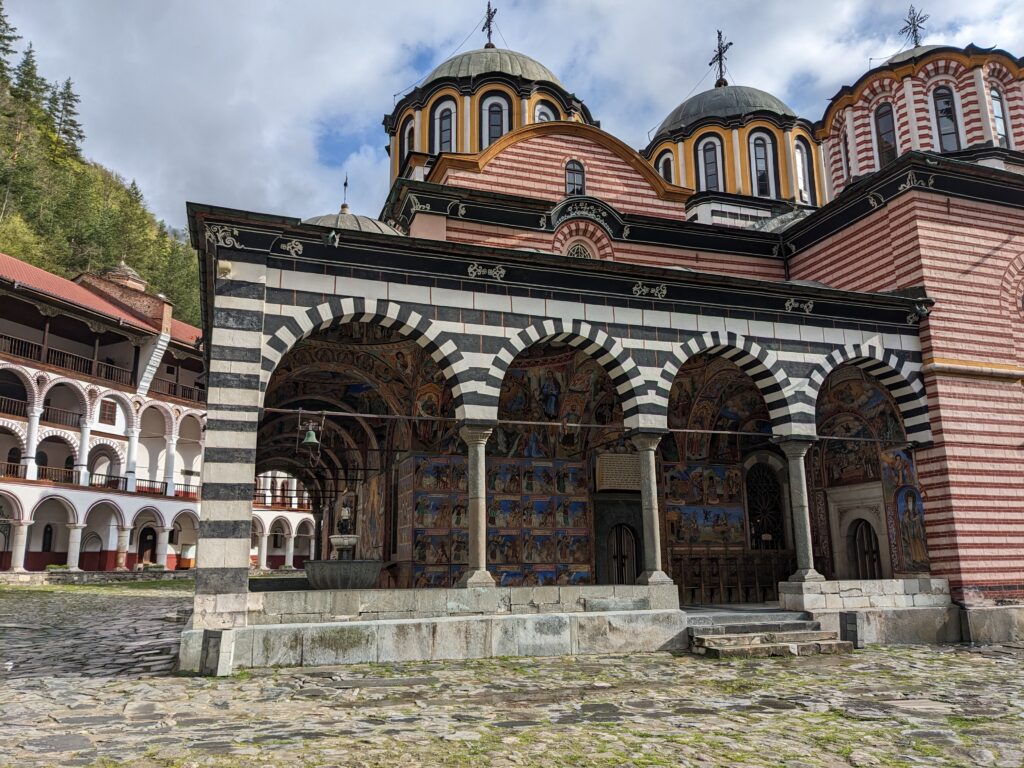 晴れた日のリラの僧院サイド側