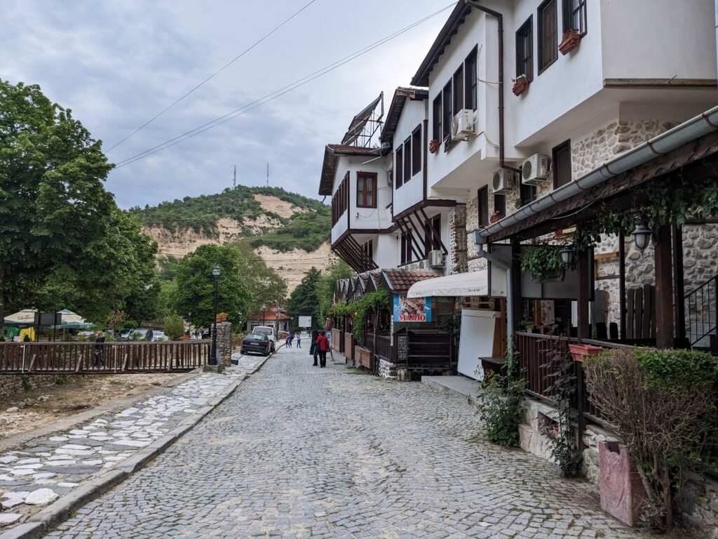 メルニックの石畳と遠くに見える山並み