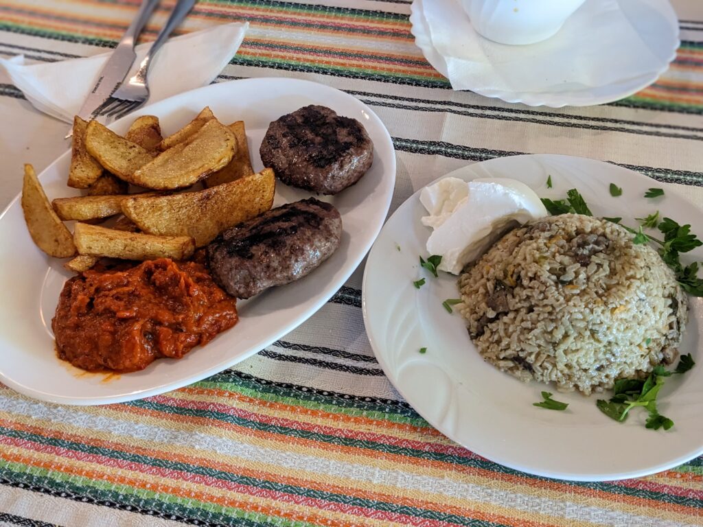 メルニックのレストランで食べたキョフテとピラフ