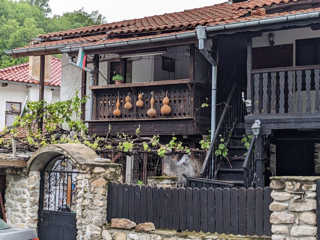 ロージェン村の家の軒先にぶら下がるひょうたん