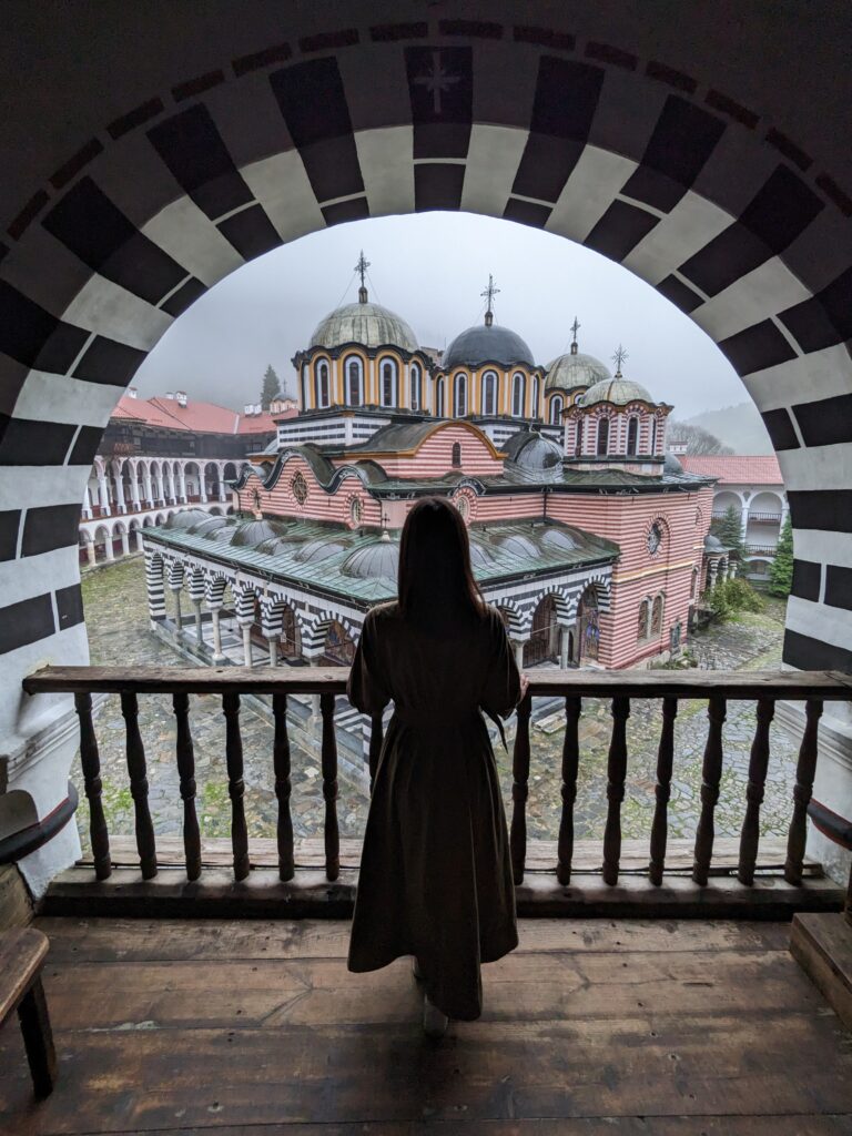 姉妹で旅する世界エッセイブルガリア編1巻表紙リラの僧院