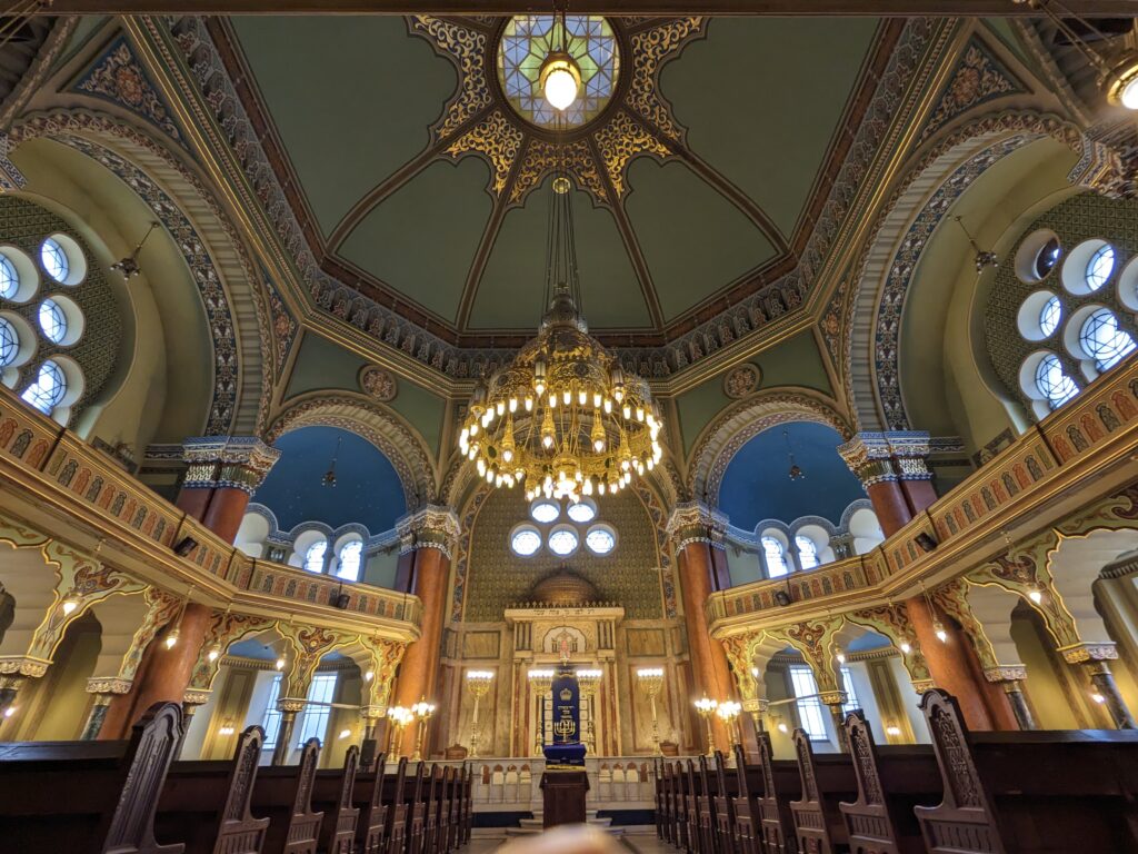 ユダヤシナゴーグ内のシャンデリア