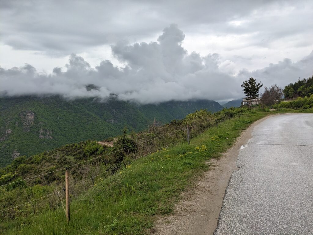 ブルガリアの山の風景と雲