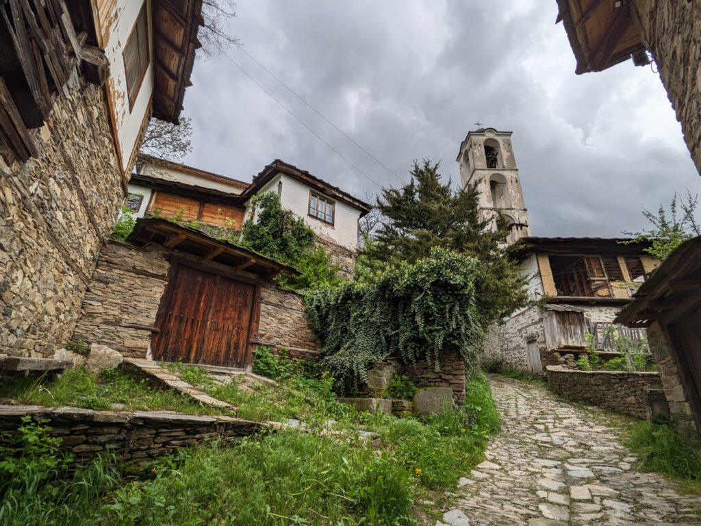 コヴァチェヴィツァの白い教会と曲がりくねった石畳