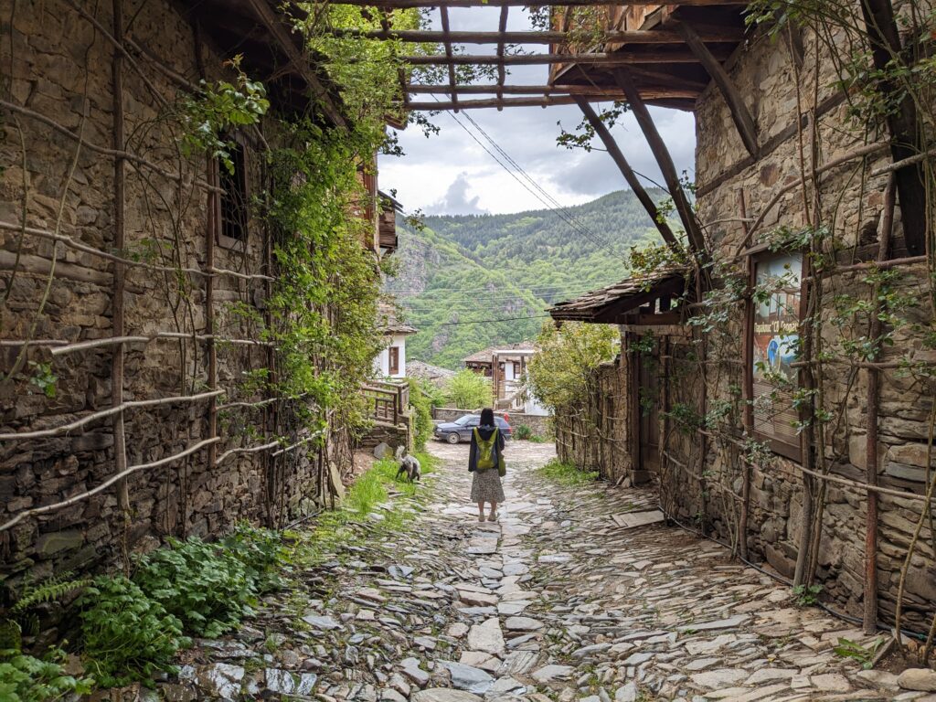 コヴァチェヴィツァの家の間に佇む女性の後ろ姿