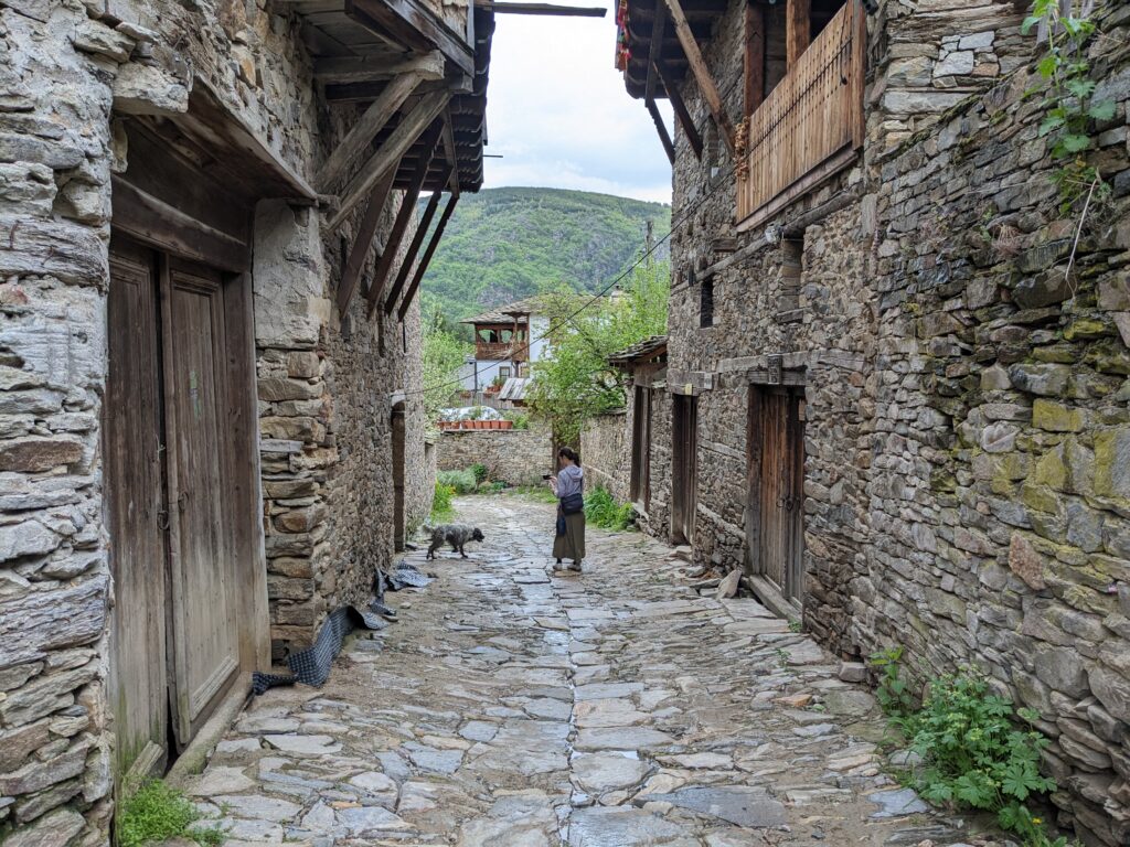 コヴァチェヴィツァの家の間に佇む女性の後ろ姿