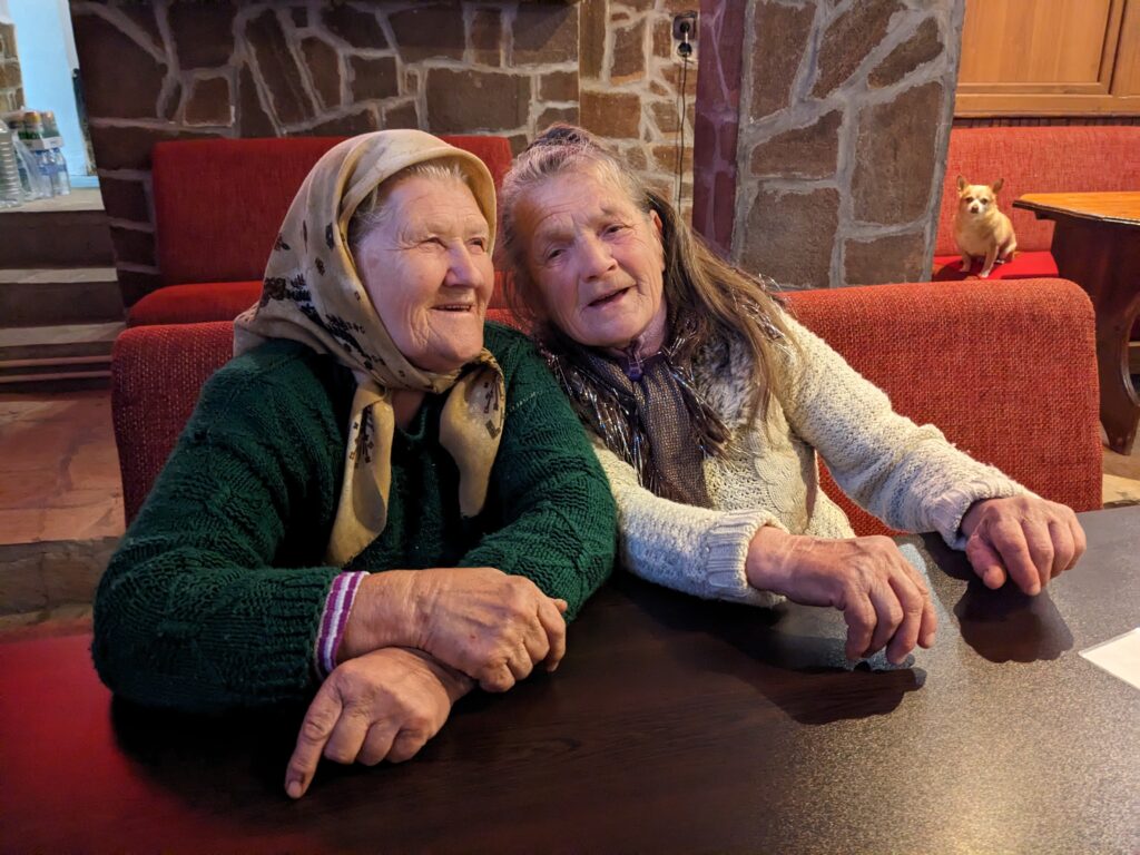 ドーレン村のヴィソコの歌い手の老婆2人組