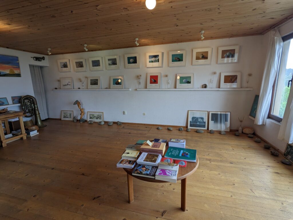 レシュテンのアートギャラリー内部全景