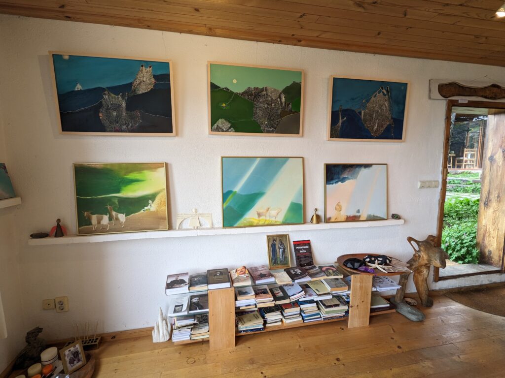 壁に飾られたレシュテンの芸術家のアート作品