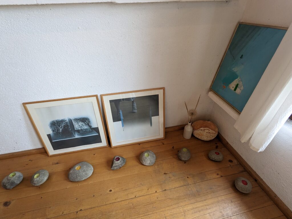 床に置かれた石のアートと写真