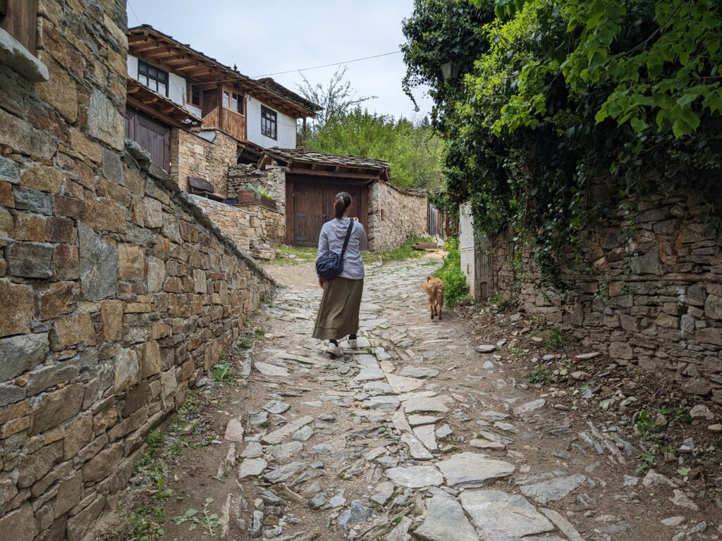 コヴァチェヴィツァの石畳を歩く女性