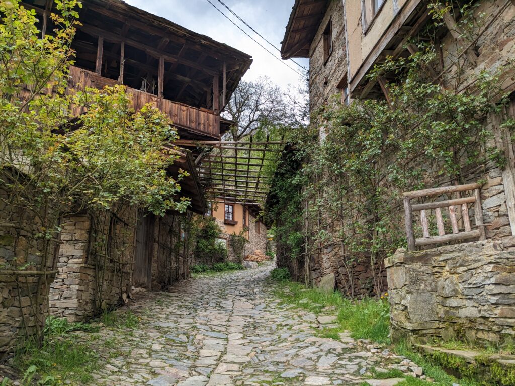 コヴァチェヴィツァの石畳と石造りの家並み