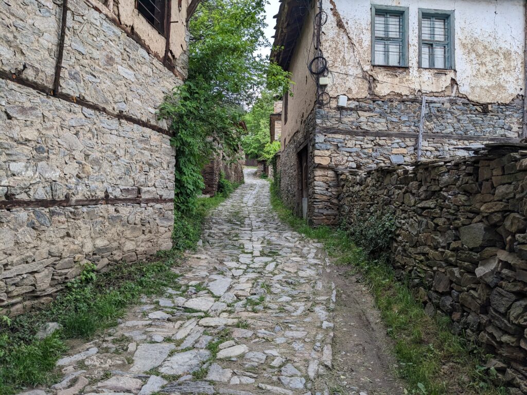 コヴァチェヴィツァの石畳と石造りの家