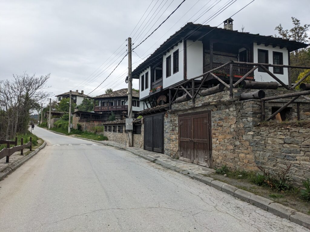 レシュテンの村の道路と家