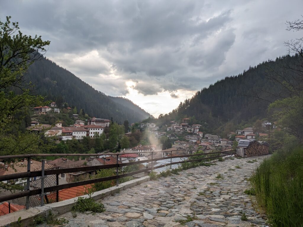雲の間から差す光とシロカラカの石畳の道