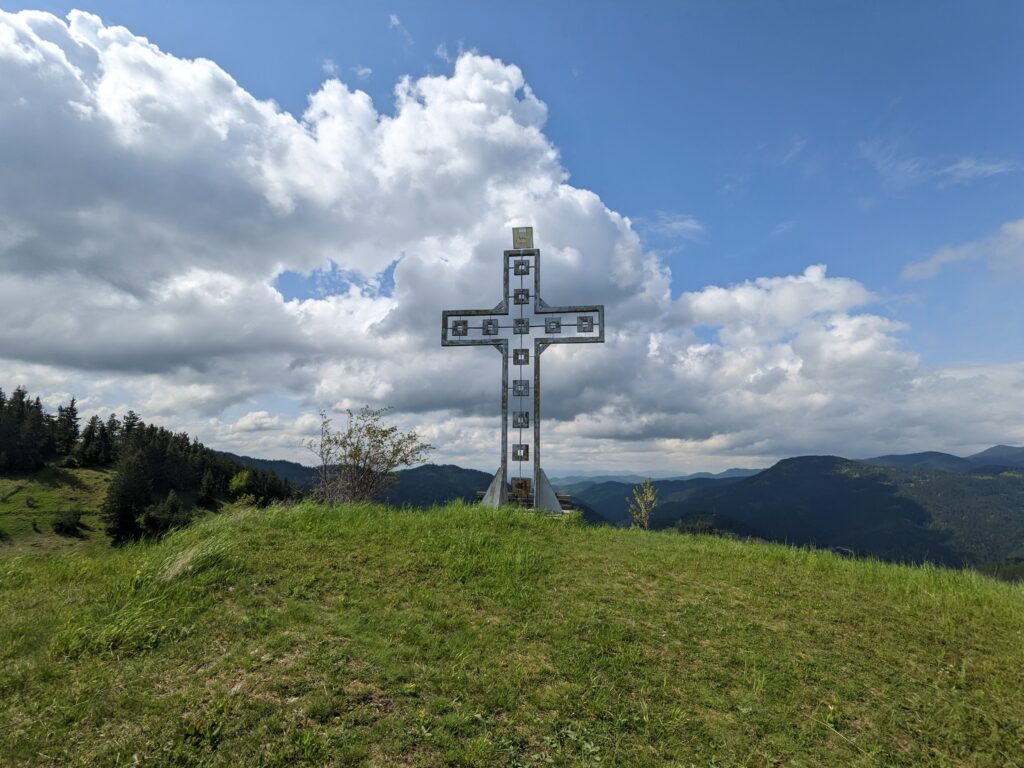 モムチロフツィの丘に立つ十字架