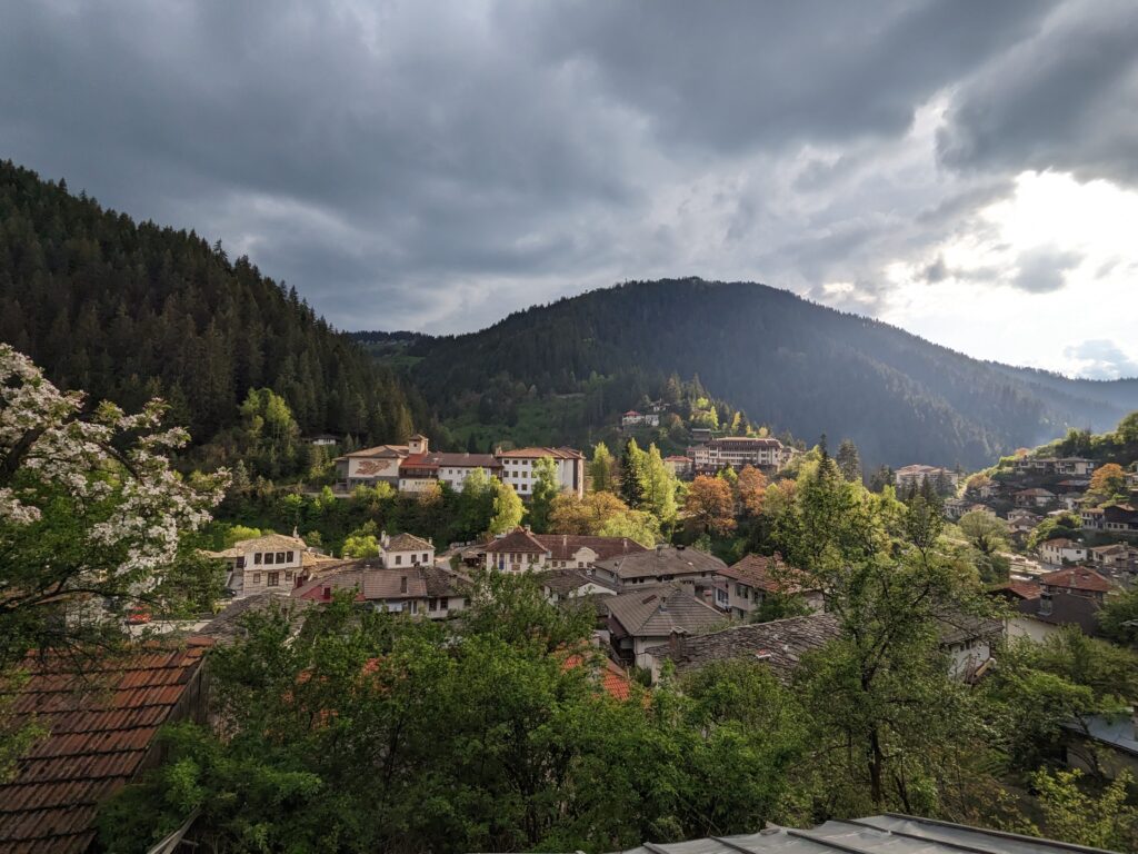 シロカラカの山並みと陽光