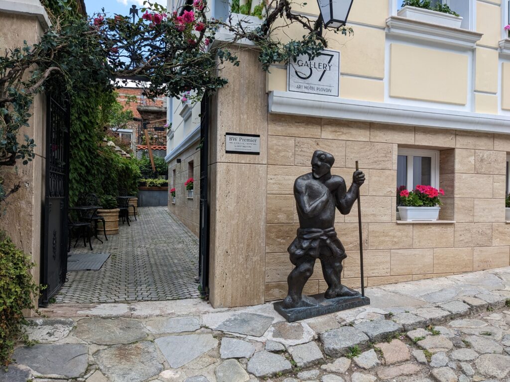 プロブディフ旧市街の街並みと銅像