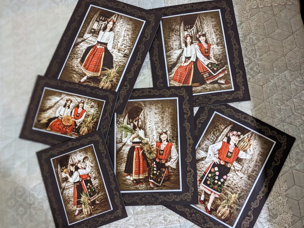 ブルガリアの民族衣装を着て撮影した写真