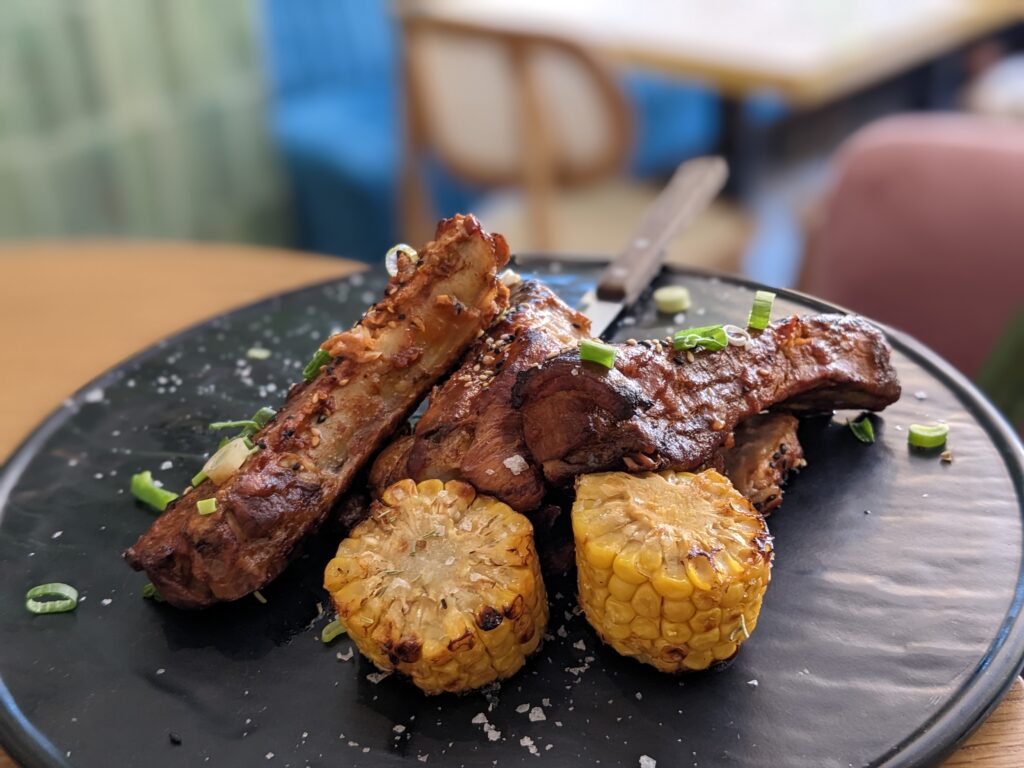 プロブディフのレストランで食べた豚のスペアリブ