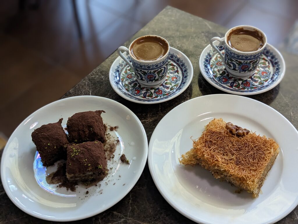 プロブディフのトルコカフェで食べた砂コーヒーとバクラヴァ