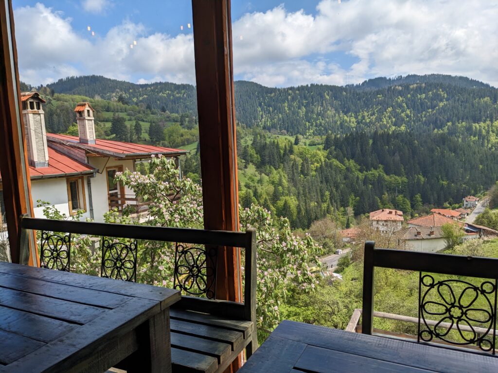 モムチロフツィのゲストハウスから見た山の風景