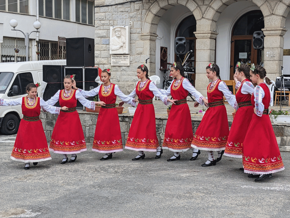 モムチロフツィの村祭りのブルガリア伝統舞踊を踊る女性