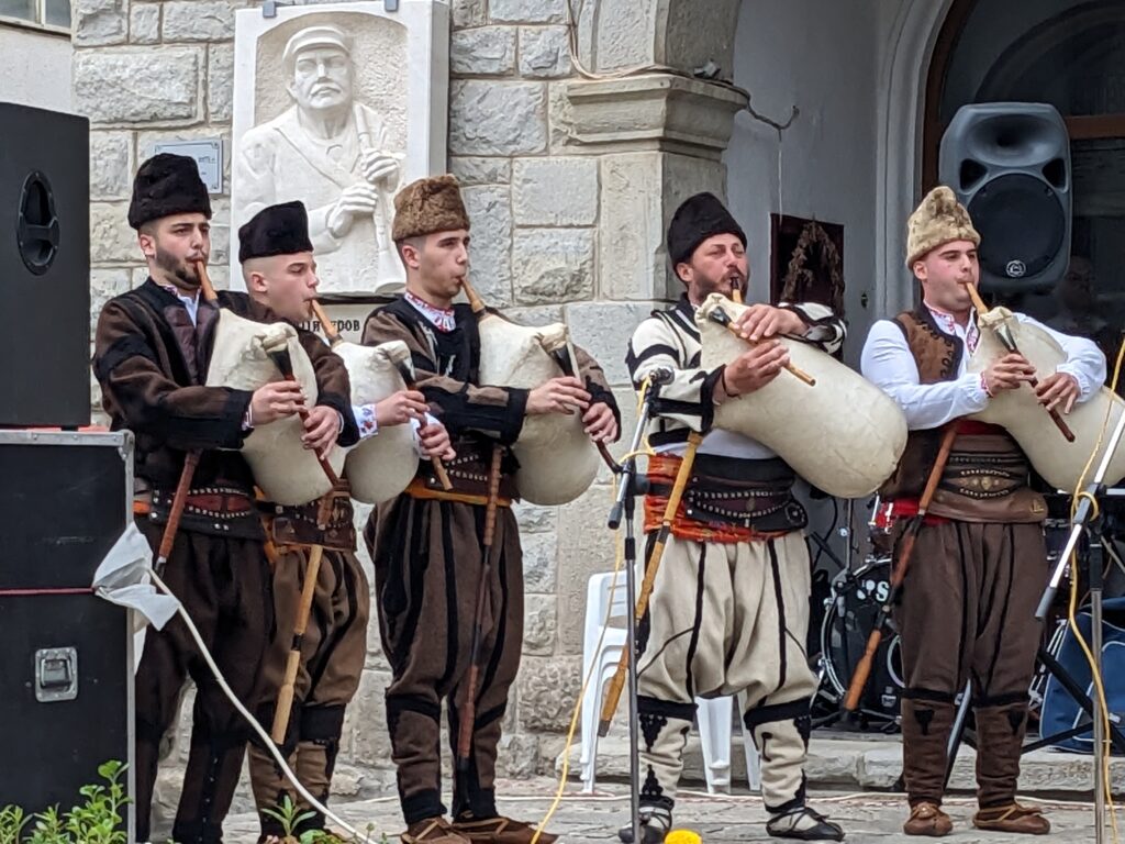 ブルガリアのバグパイプ・ガイダを吹く民族衣装姿の男性