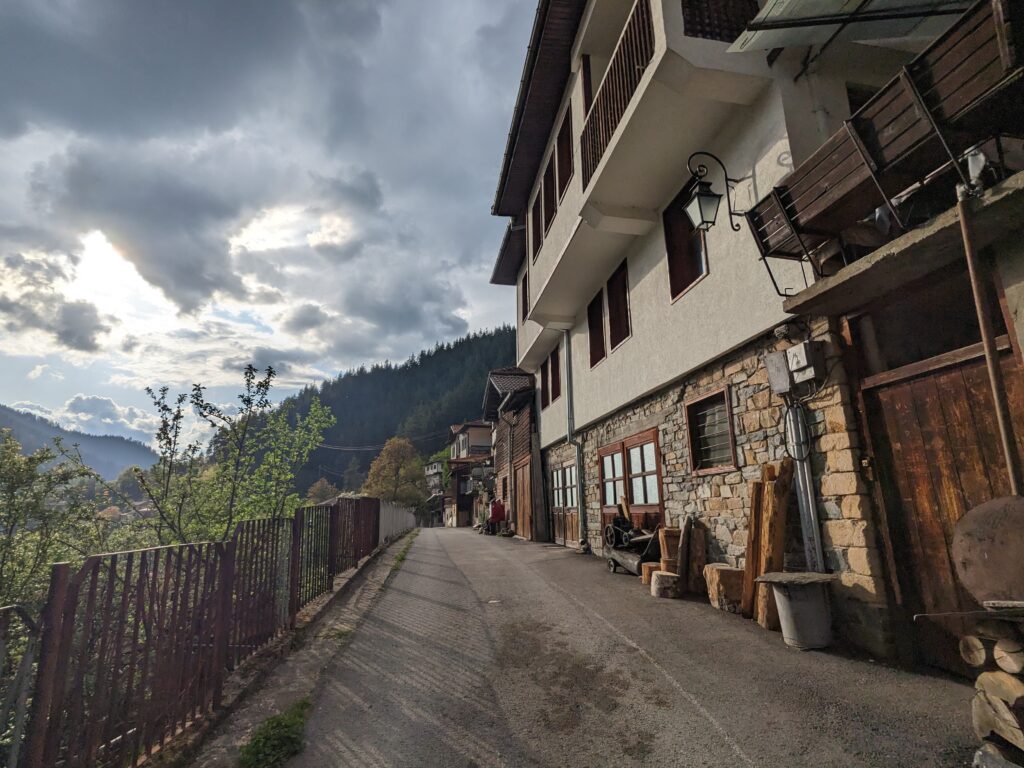 シロカラカの陽光に照らされる家々