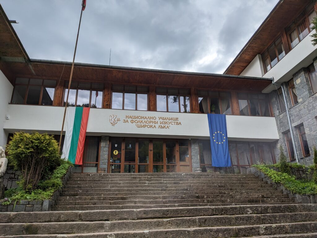 シロカラカ音楽学校正面