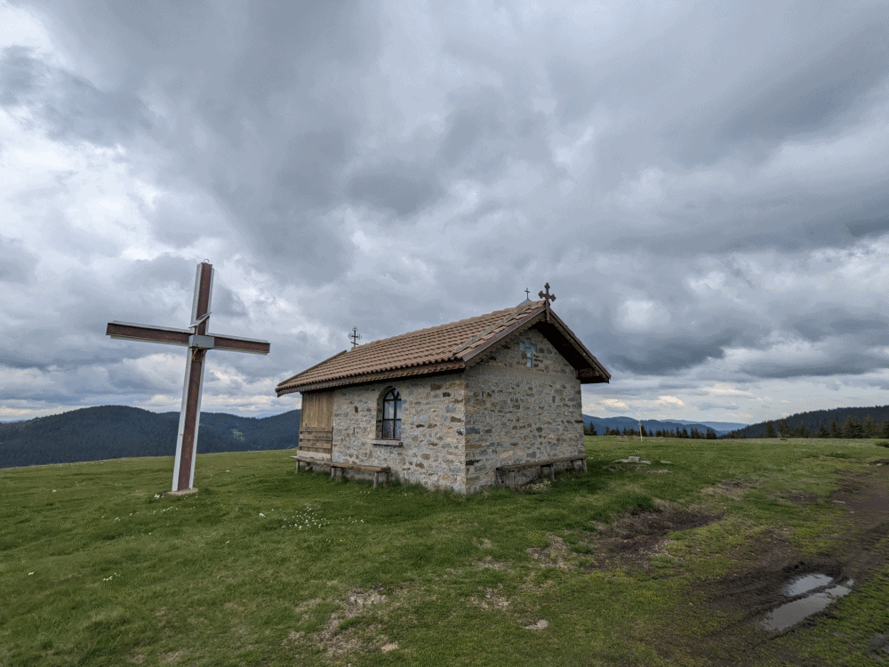 ブルガリアの丘に立つ十字架と教会
