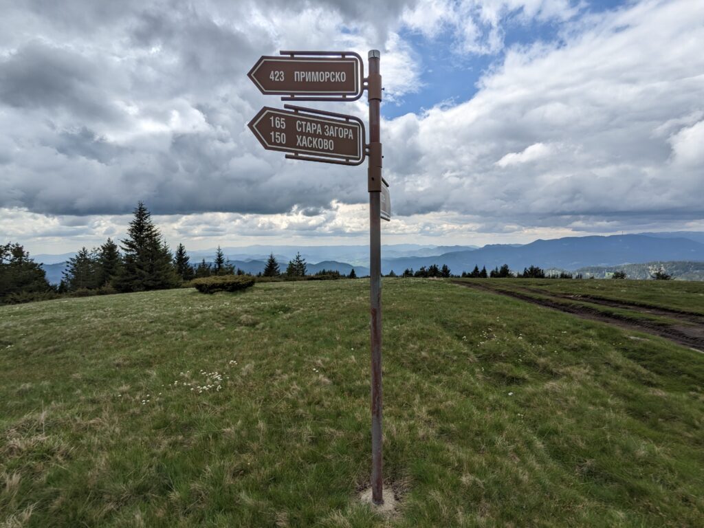 丘に立つ立て看板の標識