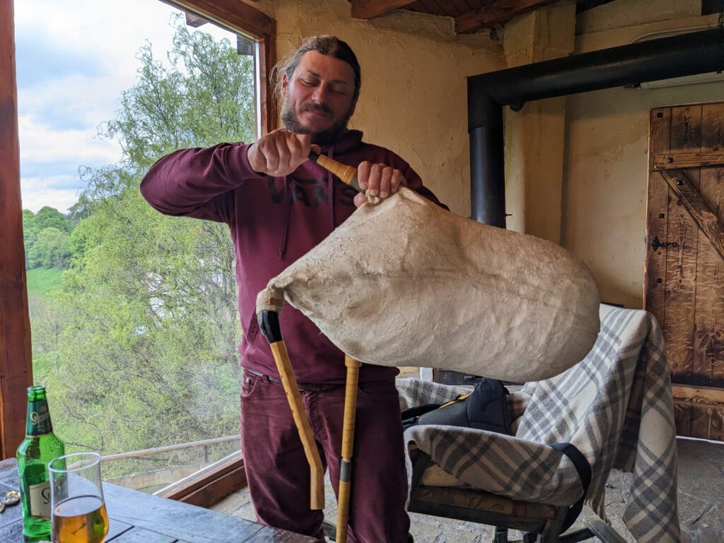 ブルガリアの民族楽器ガイダを吹く男性