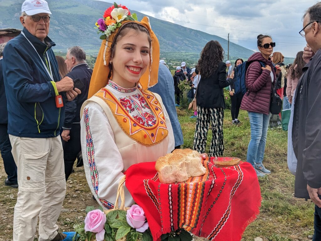 民族衣装を着てほほ笑むブルガリア人女性