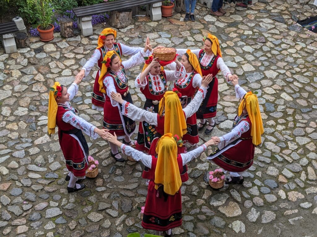 バラ祭りで輪になって踊る民族衣装の女性たち（俯瞰）