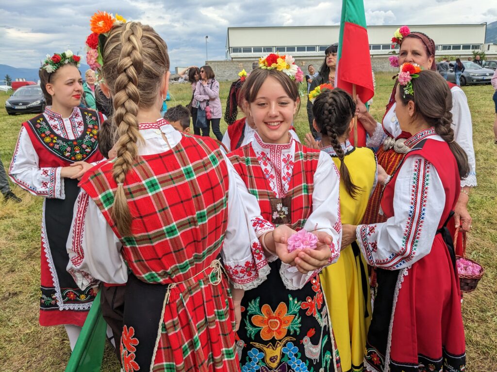 花びらを持った民族衣装の少女と笑顔