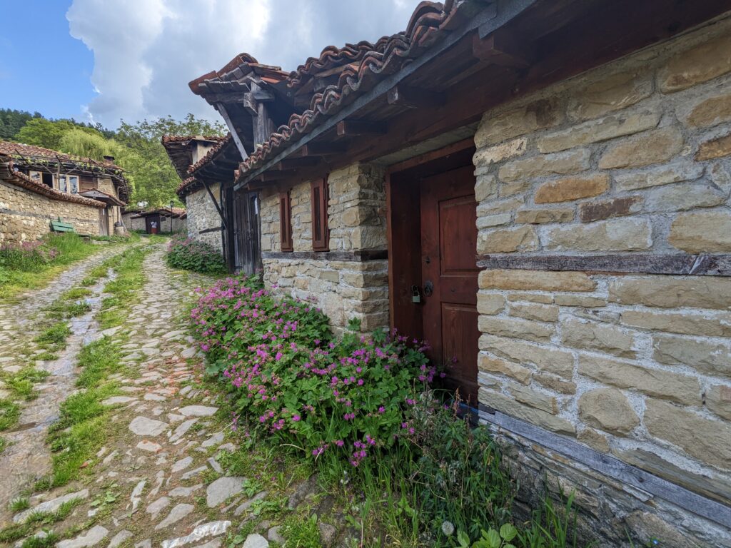 ジェラブナの家と石畳の道