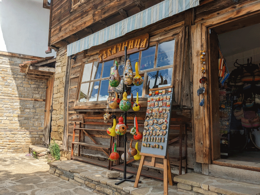 ジェラブナの可愛らしい土産物屋とひょうたん